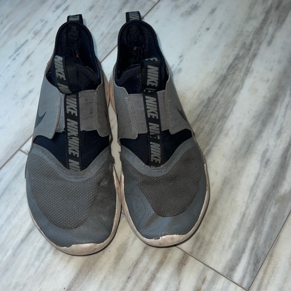 Nike Men's Gray and Black Slip-On Sneakers